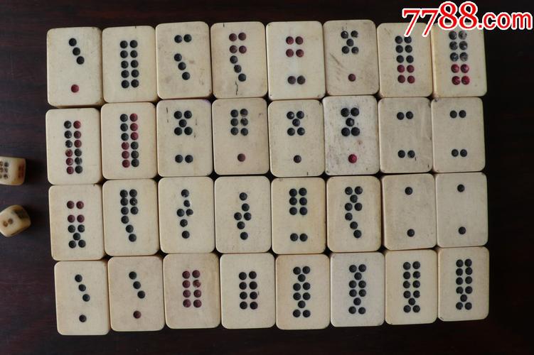 Các bình rượu thu giữ tại hiện trường.